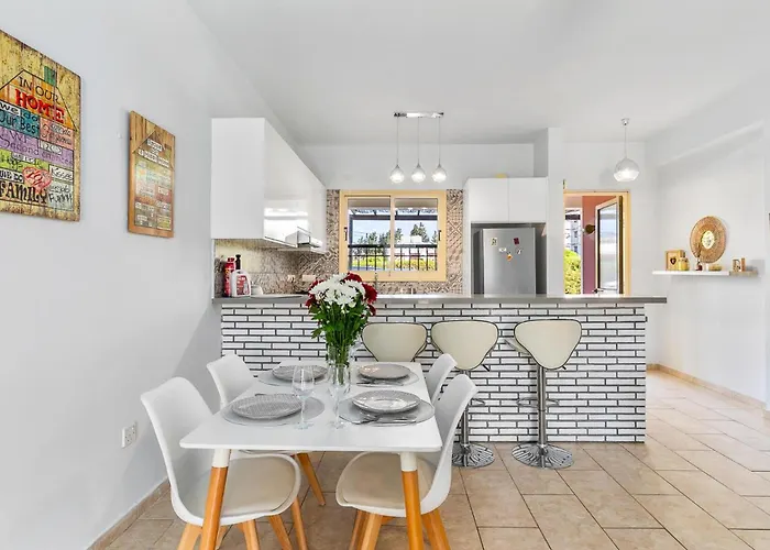 Aphrodite Gardens By Ezoria Apartman