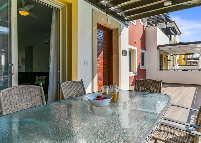 Aphrodite Gardens By Ezoria Apartman